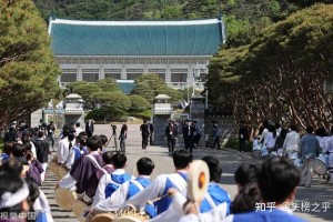 韩国青瓦台时隔74年全部开放，民众捧花涌入